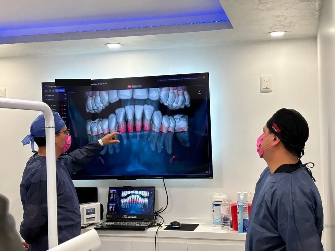 El Dr. Oscar Ortiz y su equipo analizando un estudio dental asistido por inteligencia artificial en pantalla grande
