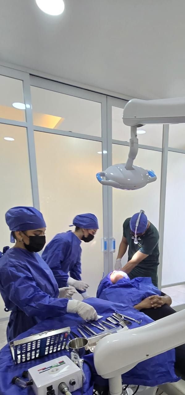 El Dr. Oscar Ortiz y su equipo durante un procedimiento quirúrgico en el consultorio de Zamora