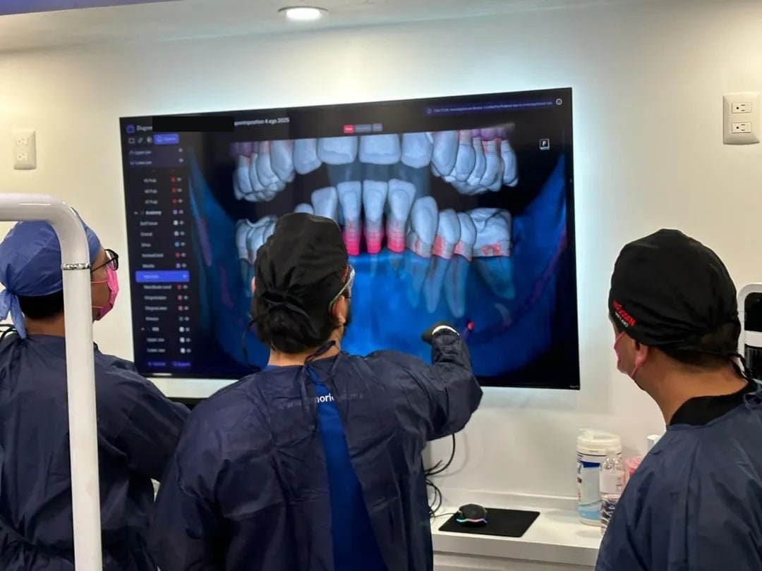 Revisión de un diagnóstico periodontal asistido por inteligencia artificial proyectado en pantalla