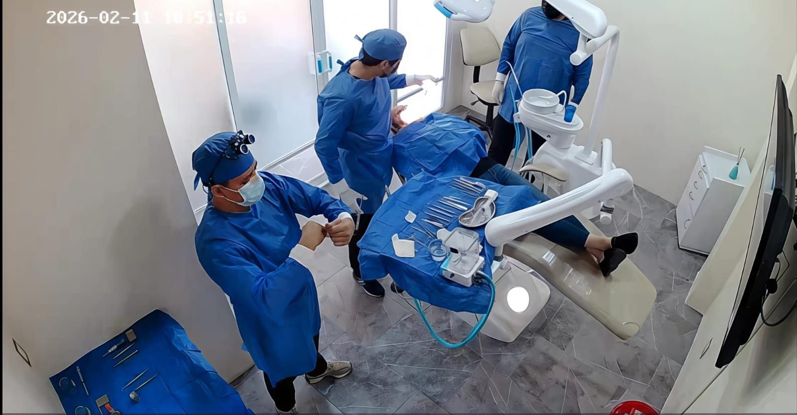 Área clínica preparada con campos estériles e instrumental ordenado antes de una cirugía